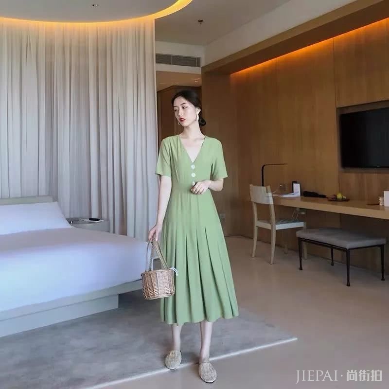 没错，这就是你想要的显白牛油果绿穿搭指南