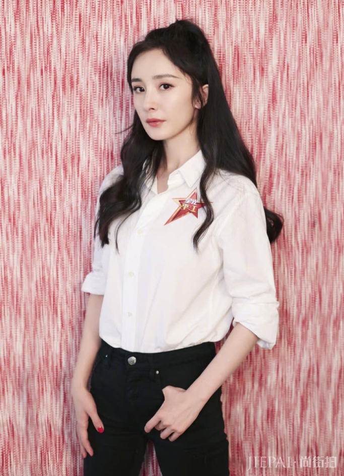 杨幂白衬衫漫画腿勾勒出S型好身材，饱满发际线重回颜值巅峰