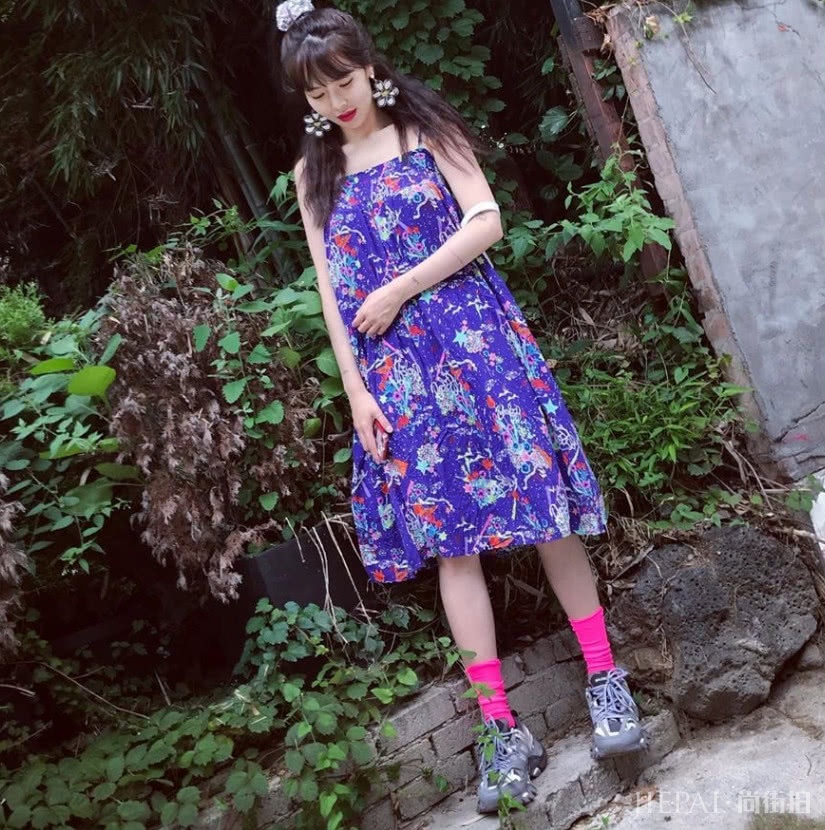 金泫雅穿紫色碎花裙认不出,画风越来越偏了