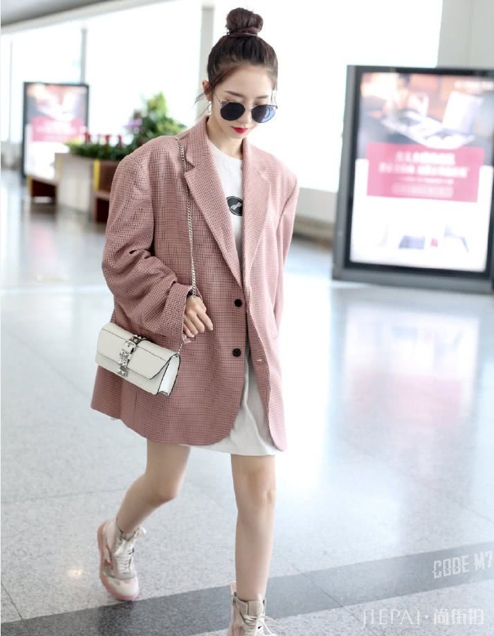 匡威已经过时,今年流行孟美岐的“猪肝靴”