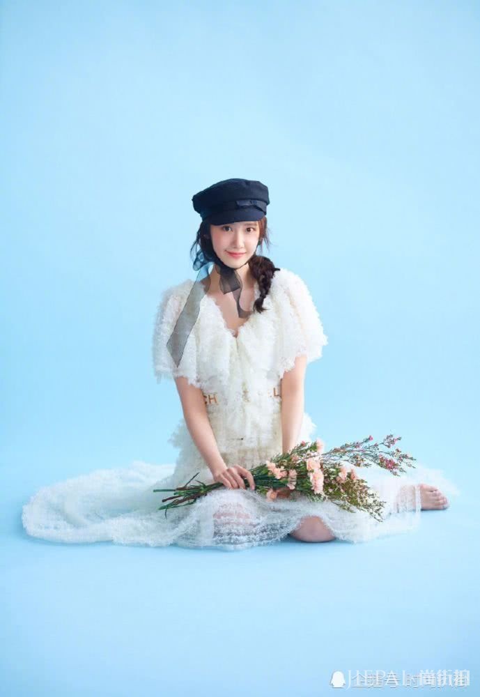 林允儿活动掉落高跟鞋,通勤风穿搭显高挑