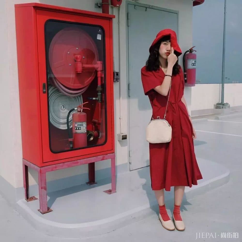 这个夏天给世界一点颜色？快来学这些色彩穿搭法则吧