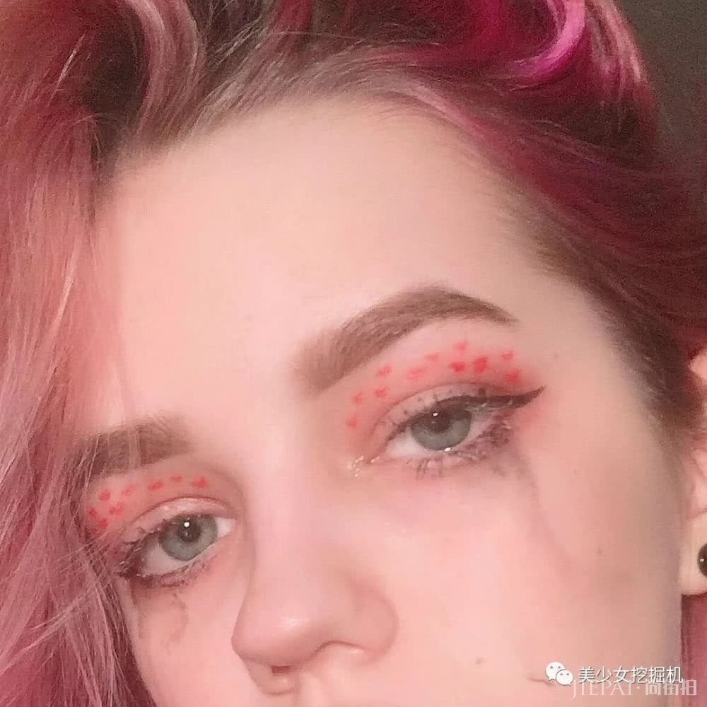 长着一张精灵脸的俄罗斯少女,都拜倒在她的彩虹眼影和神仙发色