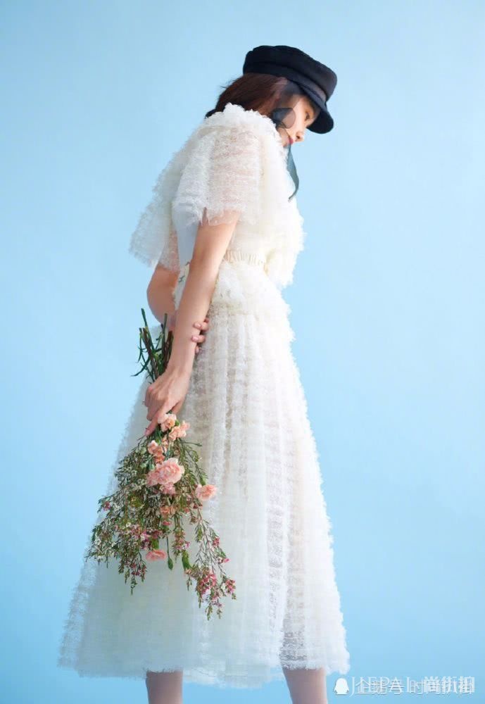 林允儿活动掉落高跟鞋,通勤风穿搭显高挑