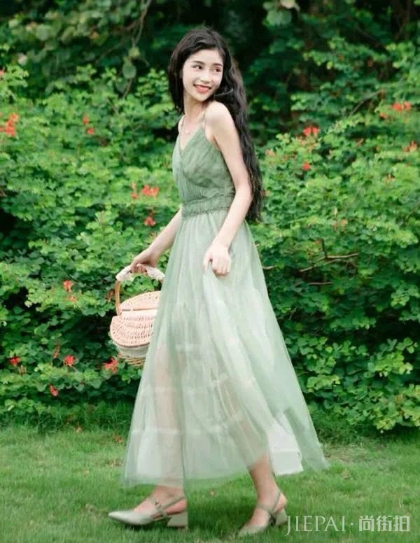 没错，这就是你想要的显白牛油果绿穿搭指南