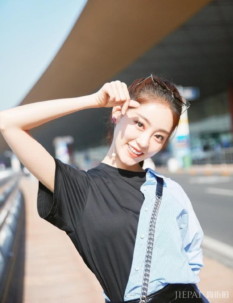 祝绪丹穿拼接衬衫配漆皮裙，双腿修长机场成亮点