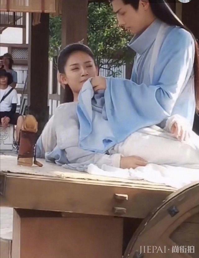 罗云熙正在亲陈钰琪,被导演喊“咔”,陈钰琪一脸疑惑的看着导演