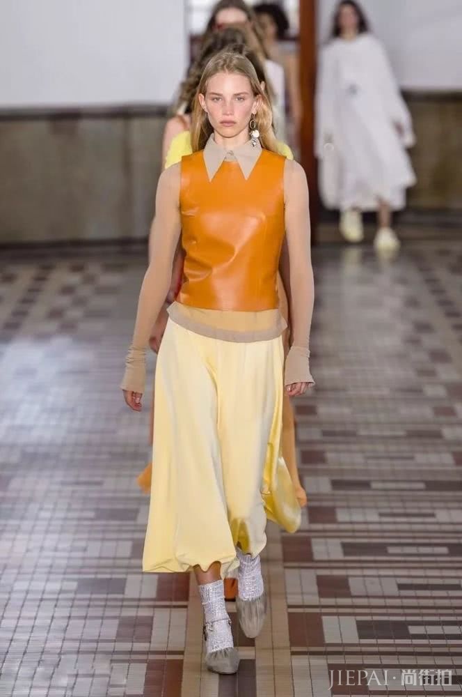 Veegee烟嗓很迷人？我却看中了她的“尖尖领”