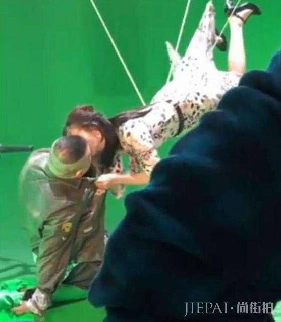 佟丽娅无修近照曝光,走路带风气场强大,却被指皱纹增多变老气?