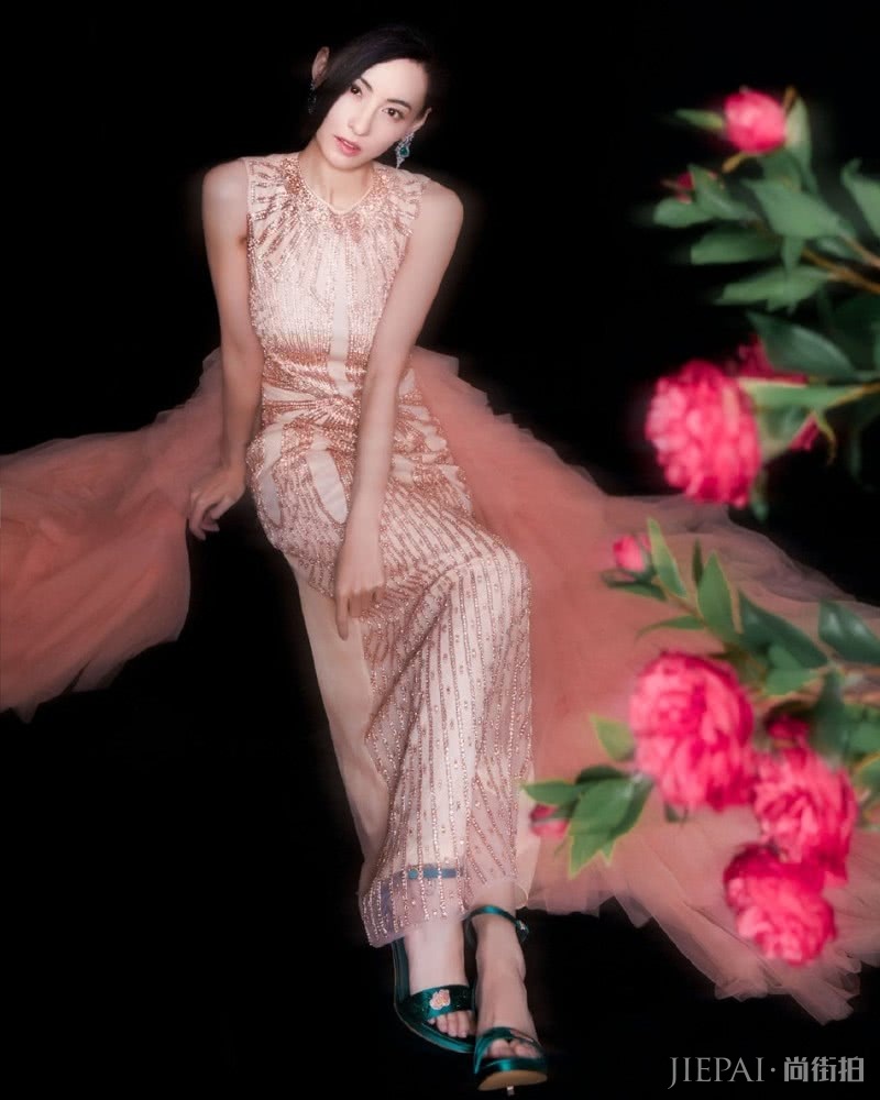 张柏芝登时尚杂志封面，蛋糕裙彰显优雅气质，高贵造型好古典