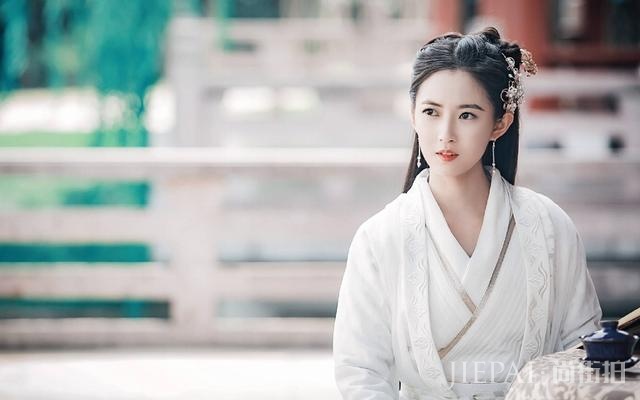 罗云熙正在亲陈钰琪,被导演喊“咔”,陈钰琪一脸疑惑的看着导演