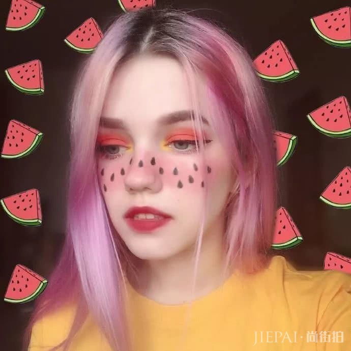 长着一张精灵脸的俄罗斯少女,都拜倒在她的彩虹眼影和神仙发色