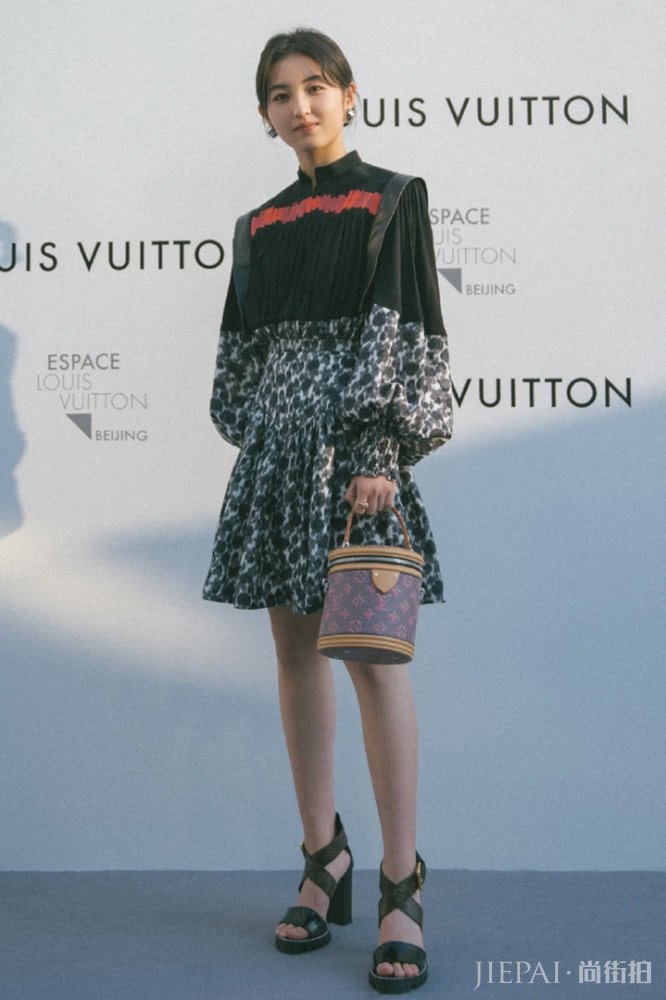 热巴粗呢连衣裙显成熟，张子枫印花装太青春