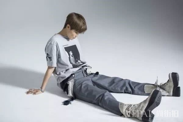 李宇春新专辑首秀造型太夸张，跨界挑战行为艺术，简直是太帅了