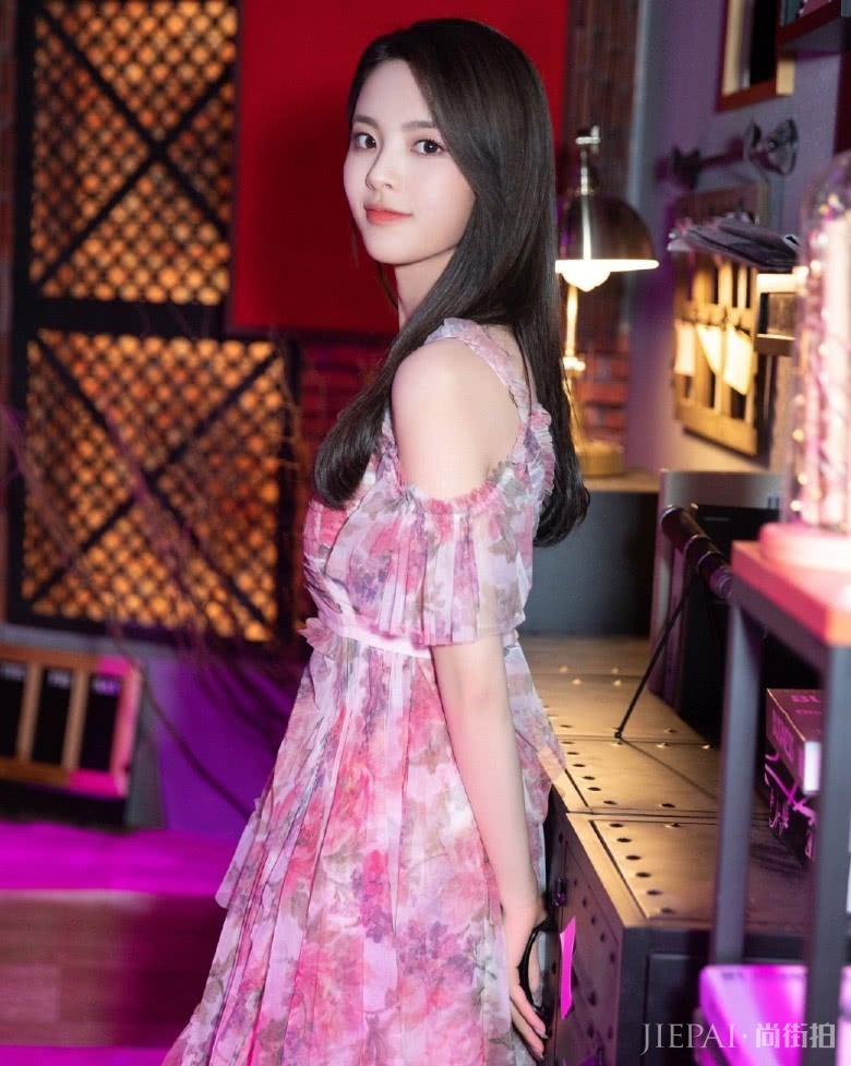 杨超越换碎花裙出场，意外很甜又时髦