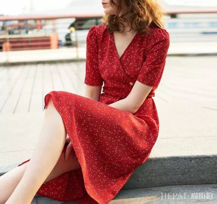 这个夏季最撩人的10条红色连衣裙,当代王祖贤就靠它们了