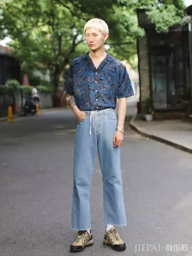 把Tee扎裤子里，不仅是显腿长