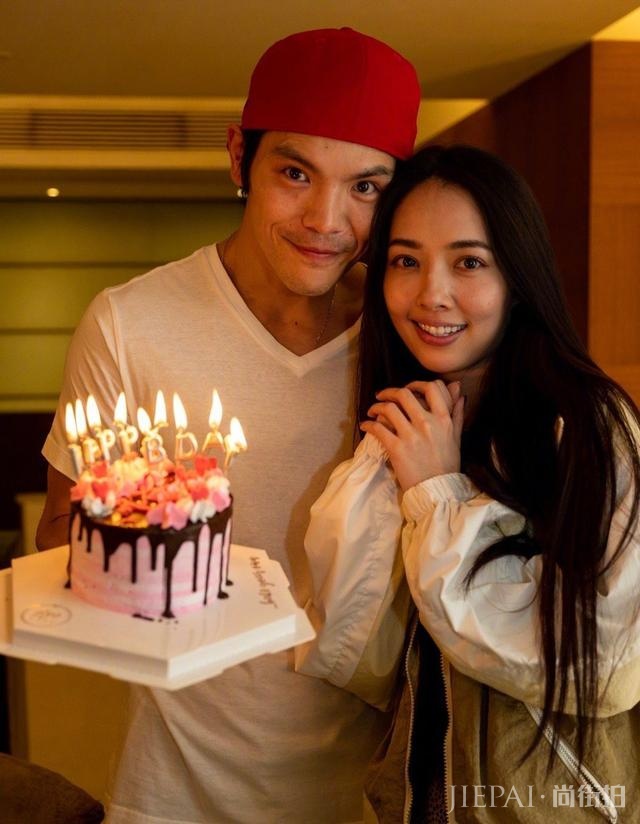 郭碧婷、向佐被偶遇街头甜蜜互换冰淇淋，他们在路人的镜头里更甜