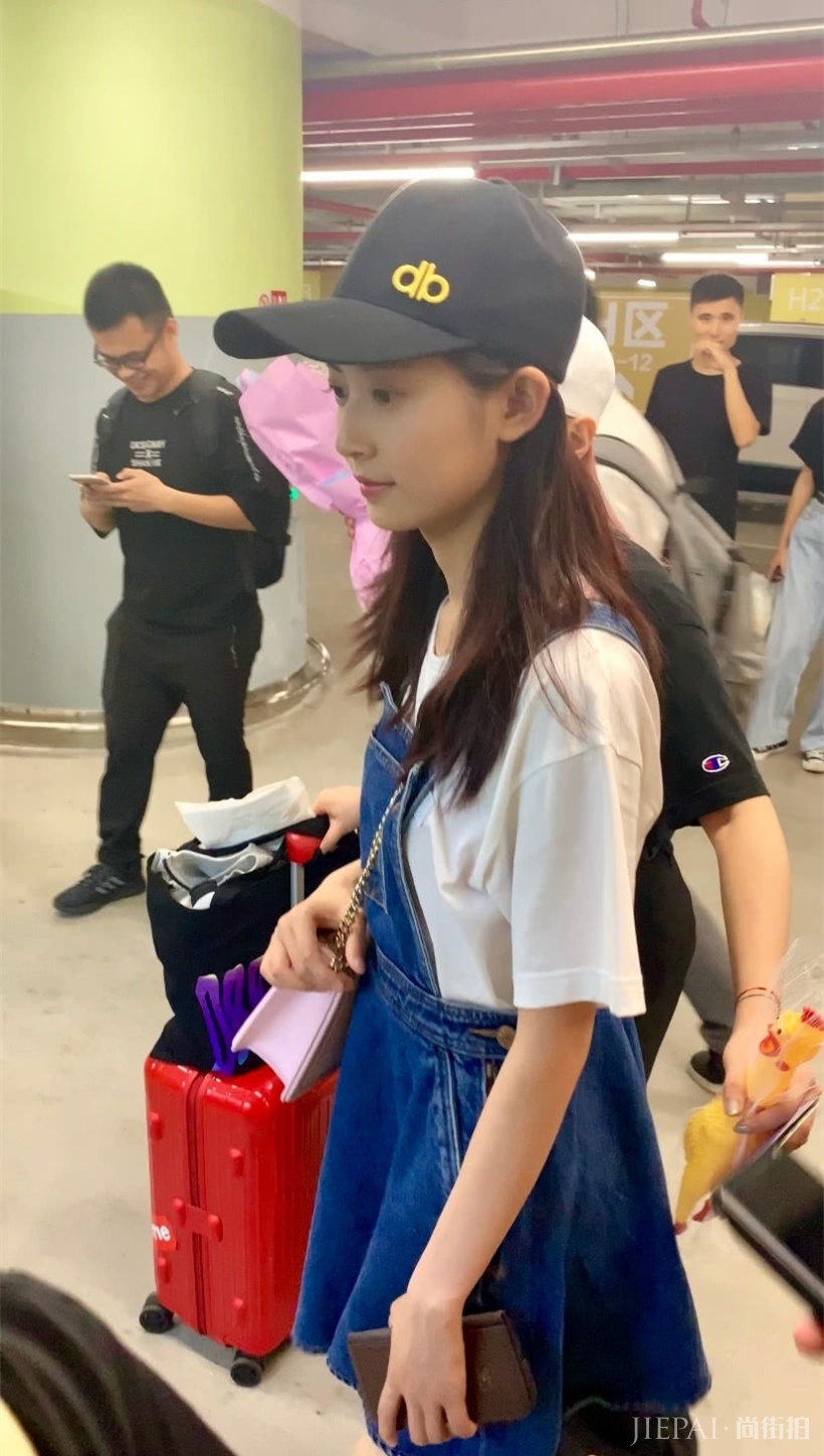 陈钰琪机场生图颜值超高五官耐看，与郑爽竟是同款筷子腿