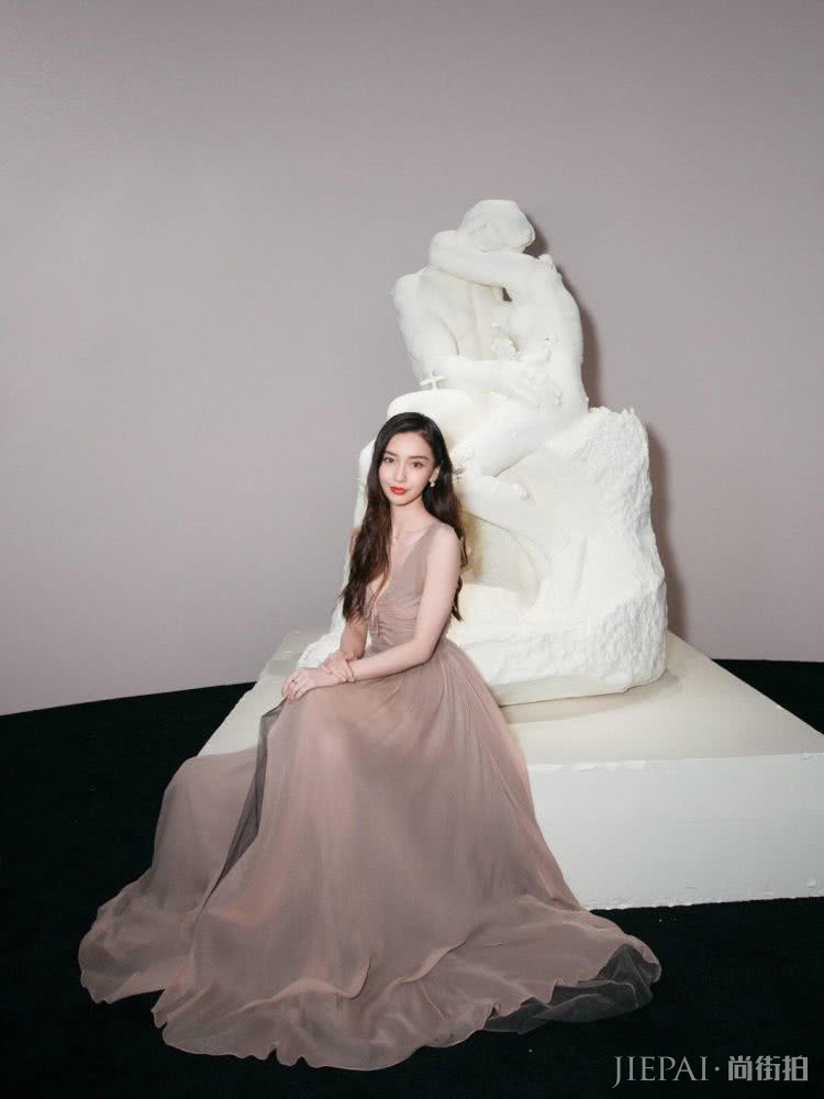 Angelababy同样搭配纱裙，风格差距却这么大？