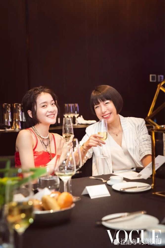 张雪迎气质太好,穿红色吊带皮裙甜美又太迷人