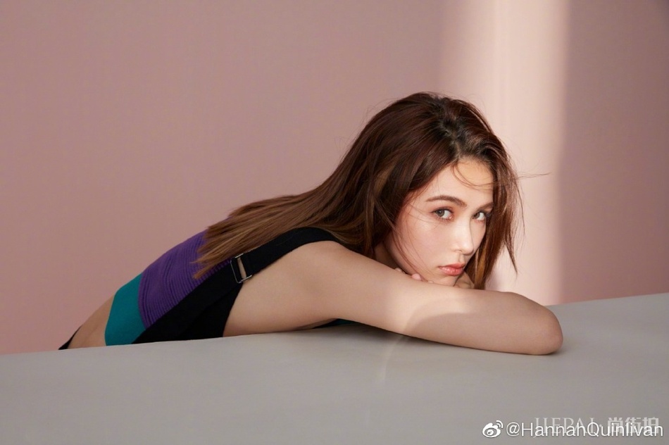 昆凌梦幻氛围下的干练造型 精致五官秀出好身材