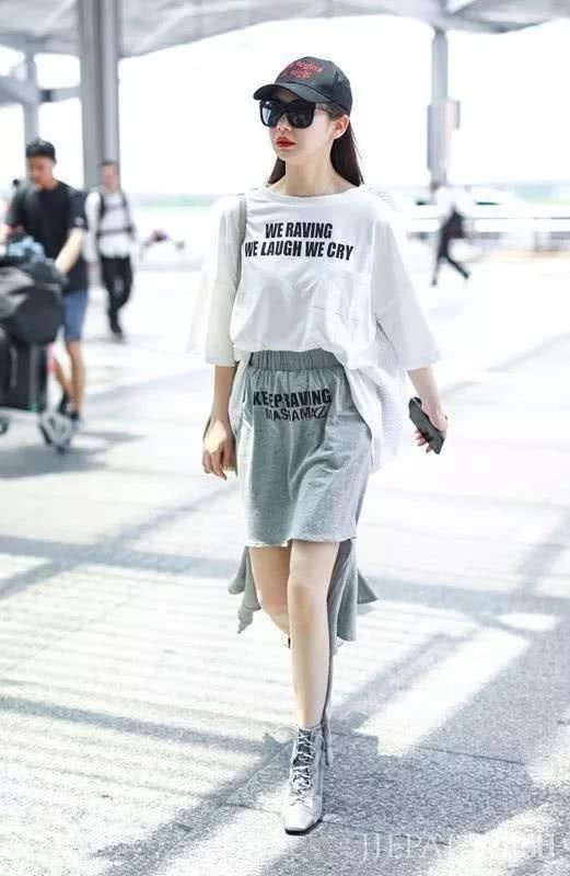 戚薇背着垃圾分类包出门?可爱实用又不失时尚,真不愧是时尚女王