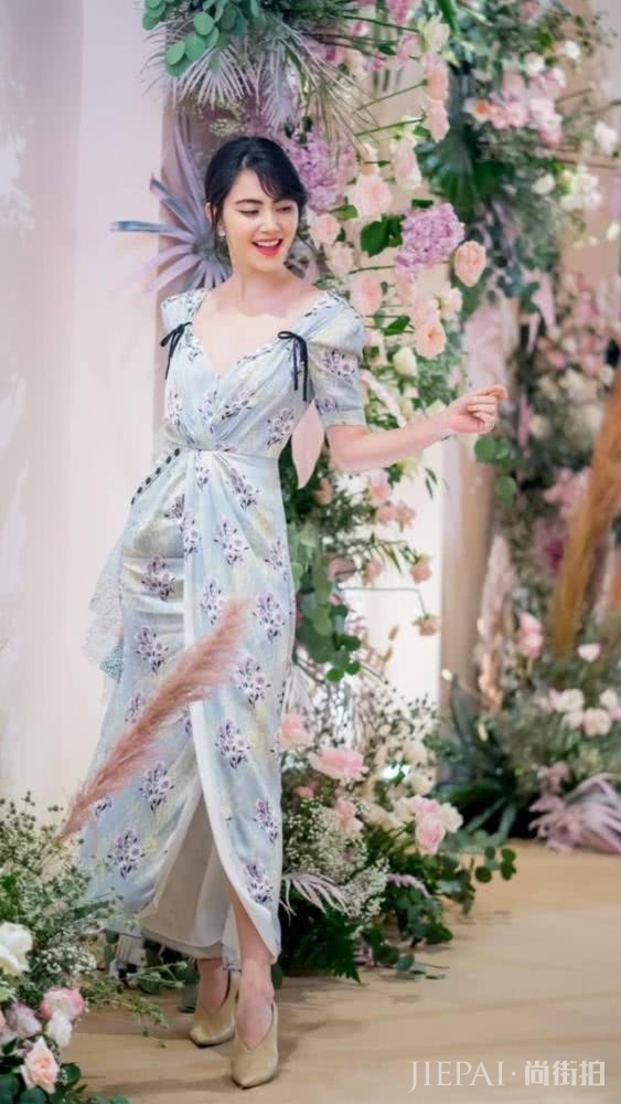 泰国女星Mai穿印花裙参加好友婚礼,优雅气质抢尽新娘风头