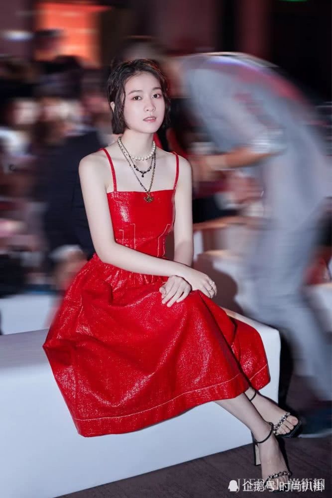 张雪迎气质太好,穿红色吊带皮裙甜美又太迷人