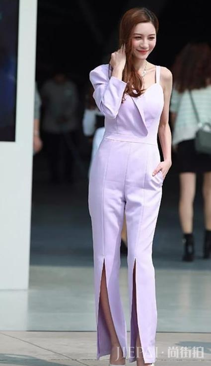 国内街拍：美不胜收的美女，用浅紫色连体裤穿出时尚潮人气质