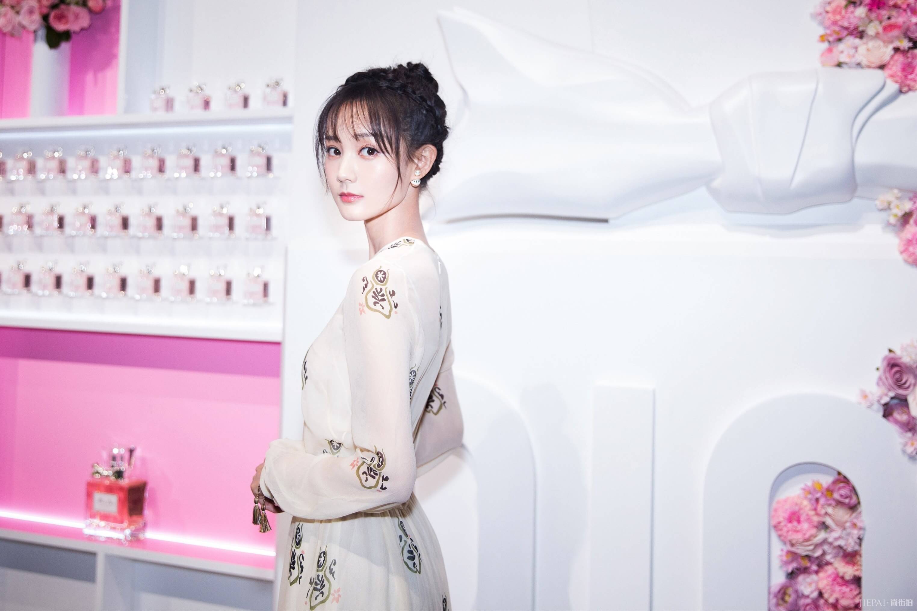 李一桐出席品牌活动 化身花仙子邂逅爱与玫瑰