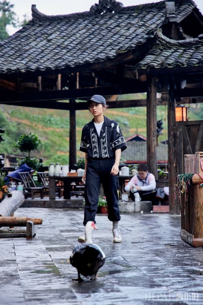 张子枫向往的生活上热搜，私服穿搭有品位