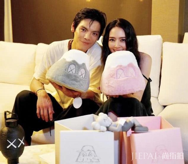 郭碧婷罕见主动秀恩爱,晒与向佐参加活动照,两人亲密合拍超恩爱