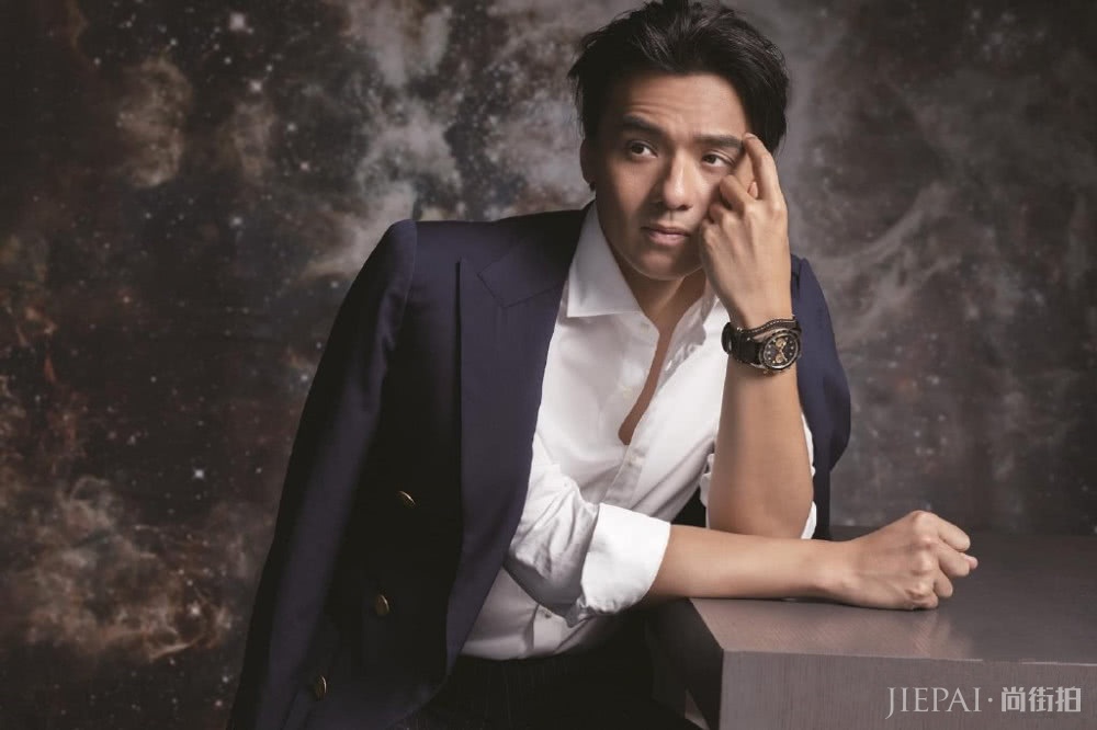 冯德伦穿搭随意休闲,堪称大叔辈的典范