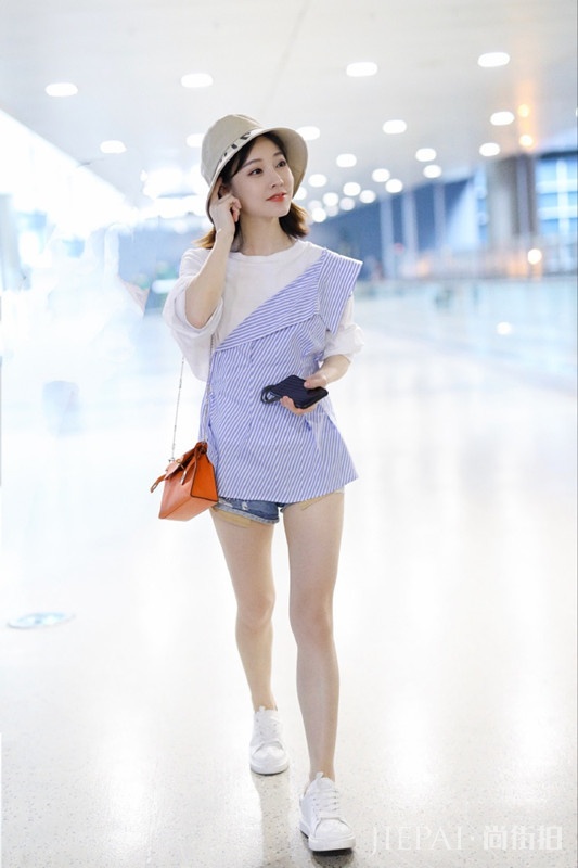 冯提莫的夏季私服好潮，穿斜边条纹衬衫搭短裤显高又清新减龄