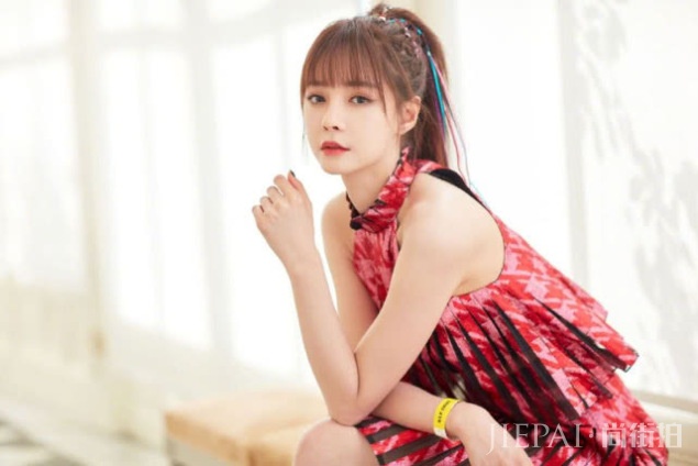 沈梦辰撞上杨超越,高马尾造型还搭脏辫,差10岁却美得不相上下