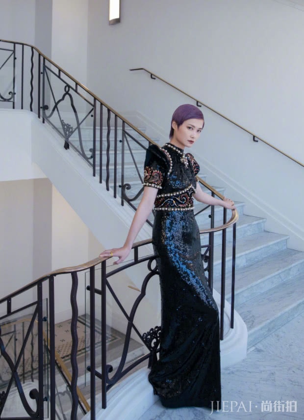 李宇春一袭红裙尽显女人味，好身材得秀出来