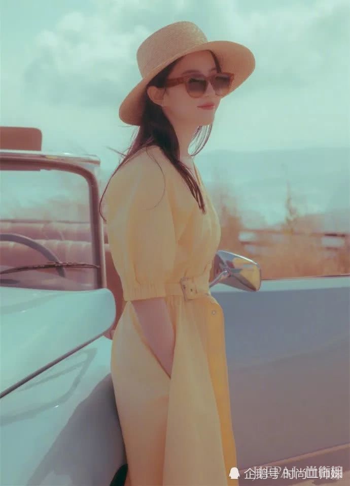 刘亦菲穿黄色连衣裙玩港风,洒脱优雅至极