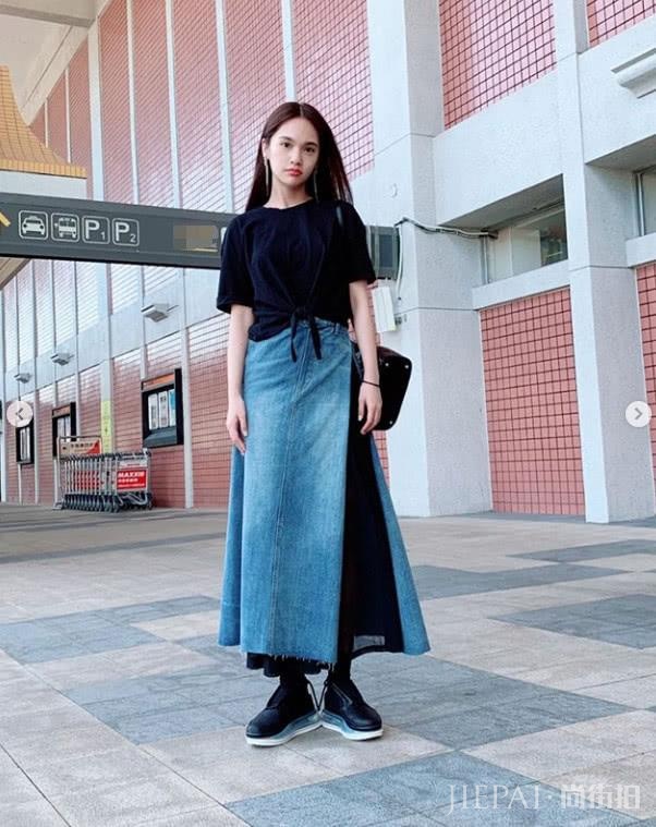 杨丞琳被求婚后现身机场满脸幸福，频撩秀发长腿很抢镜