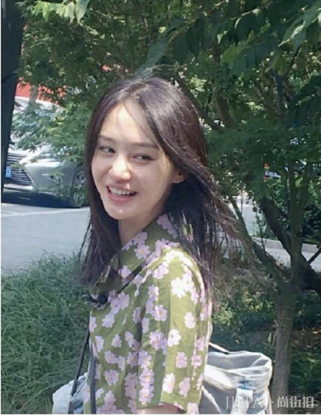 郑爽与妈妈首次综艺节目同框，街边偶遇忍不住夸好年轻