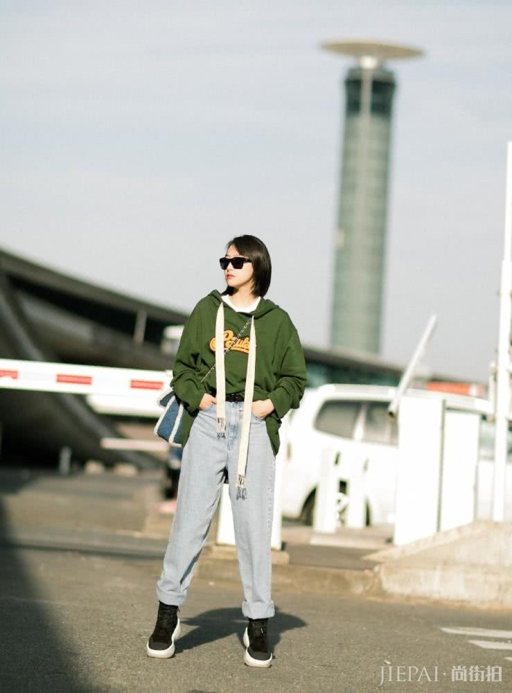 宋茜拼接卫衣配不规则半身裙，活力可爱像16岁少女