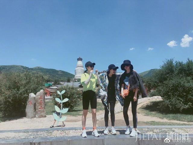 刘亦菲晒照,身材消瘦颜值超高,网友:误以为和杨幂baby旅行