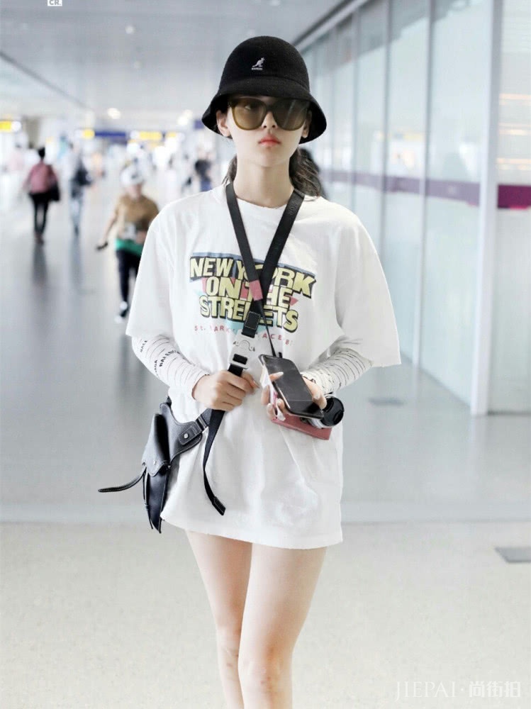 火箭少女集体现身机场，11套造型各有风格到底谁更有范？