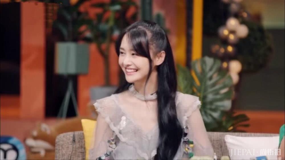 郑爽《我们长大了》换发型,半扎马尾清纯减龄,穿薄纱裙又仙又美