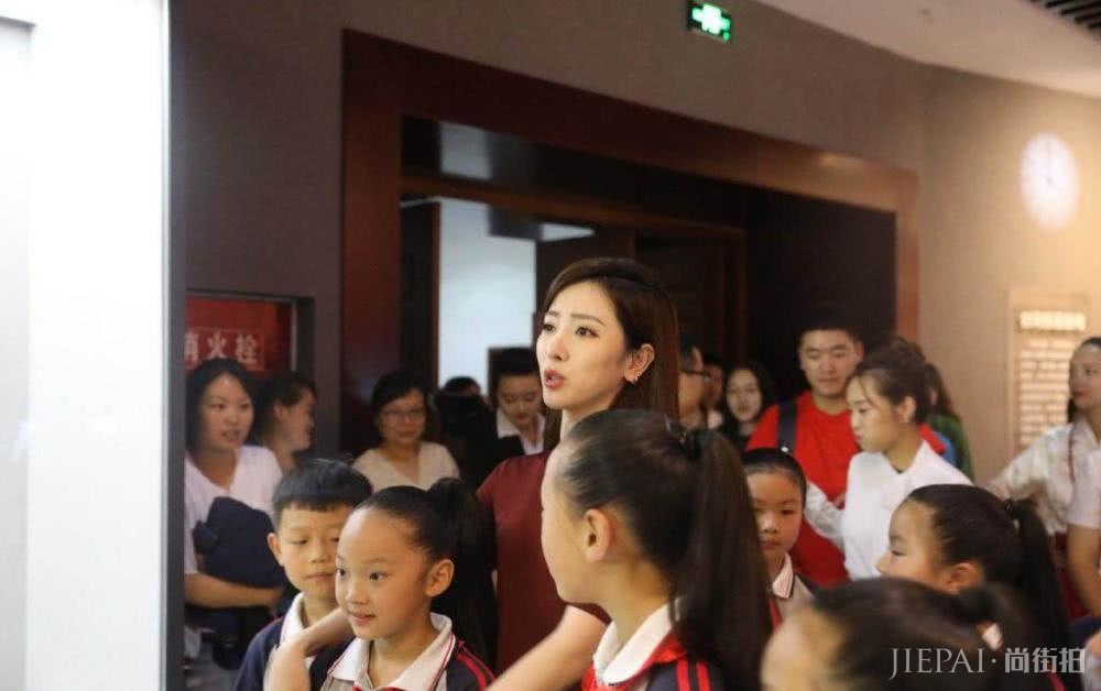 黄圣依少女装出席活动，与央视女主持同台，却因这个细节惨遭白眼