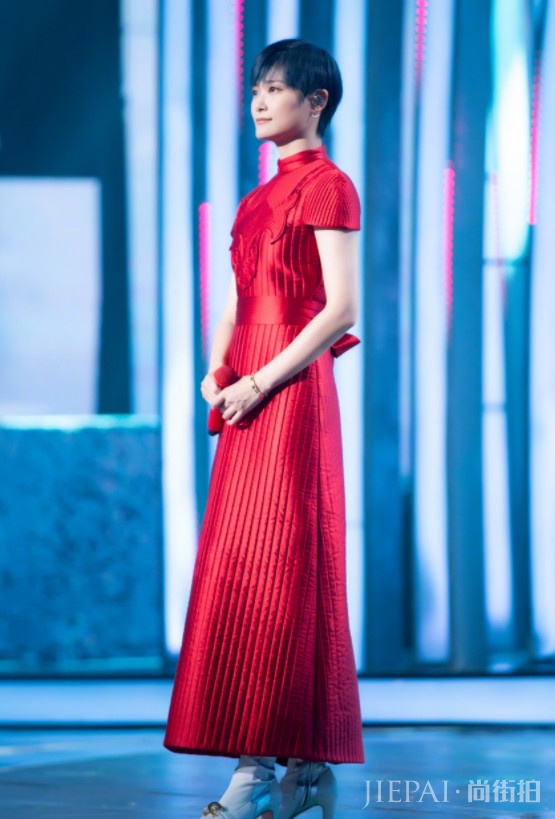 李宇春一袭红裙尽显女人味，好身材得秀出来