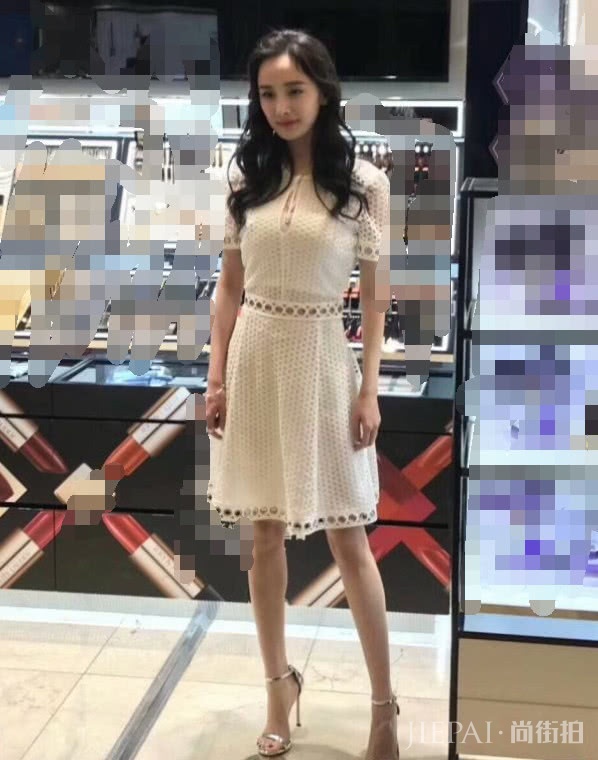 杨幂实力演绎啥叫“浑身都是懂事的肉”,这魔鬼身材我慕了