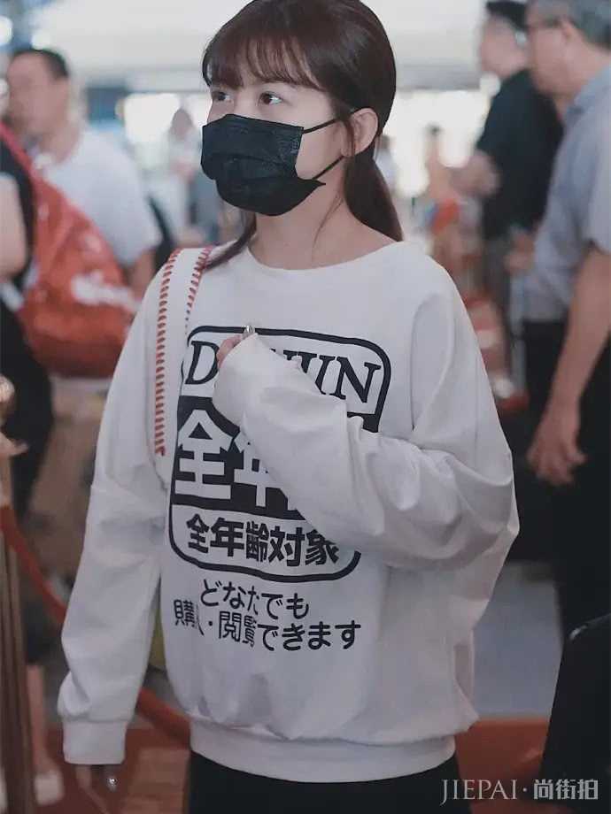 火箭少女集体现身机场，11套造型各有风格到底谁更有范？