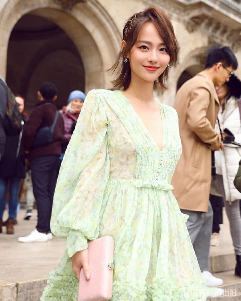 张嘉倪穿半透明青绿短裙，成全场焦点