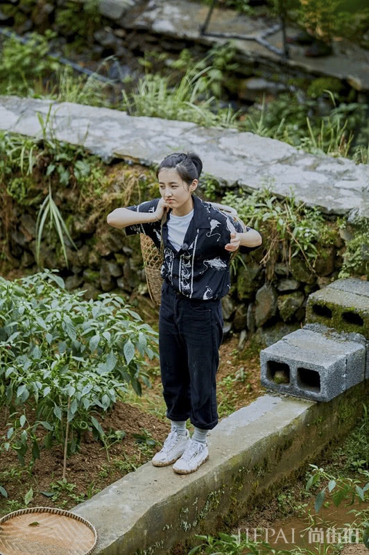 《向往的生活》栏目中张子枫男友风衬衫搭卷边裤,休闲帅气
